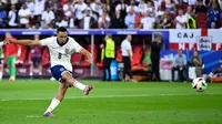 Pemain Inggris, Trent Alexander Arnold mencetak gol kemenangan timnya ke gawang Swiss&nbsp;pada babak adu penalti laga perempat final Euro 2024 di Duesseldorf Arena, Duesseldorf, Jerman, Sabtu (06/07/2024). (AFP/Ina Fassbender)