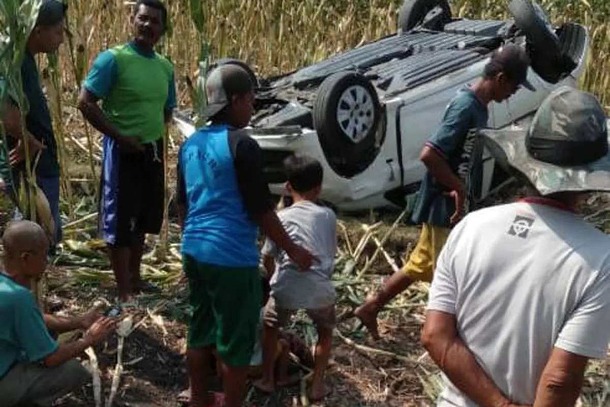 Mobil yang Dipakai Pengutil Barang di sebuah Minimarket di Blora terbalik di Area Persawahan Milik Warga Kabupaten Grobogan Setelah Dikejar-kejar Polisi (Liputan6.com/Ahmad Adirin)