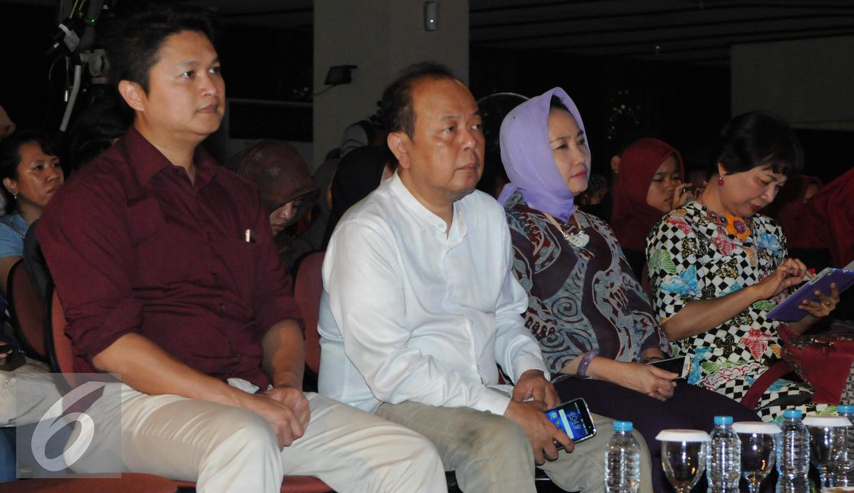 Pemimpin Redaksi Liputan6.com, Mohamad Teguh (kedua kiri) menyaksikan acara EGTC 2016 dengan menghadirkan dengan Gubernur Jawa Tengah Ganjar Pranowo sebagai pembicara, Yogjakarta, Kamis (3/11). (Liputan6.com/Helmi Afandi)