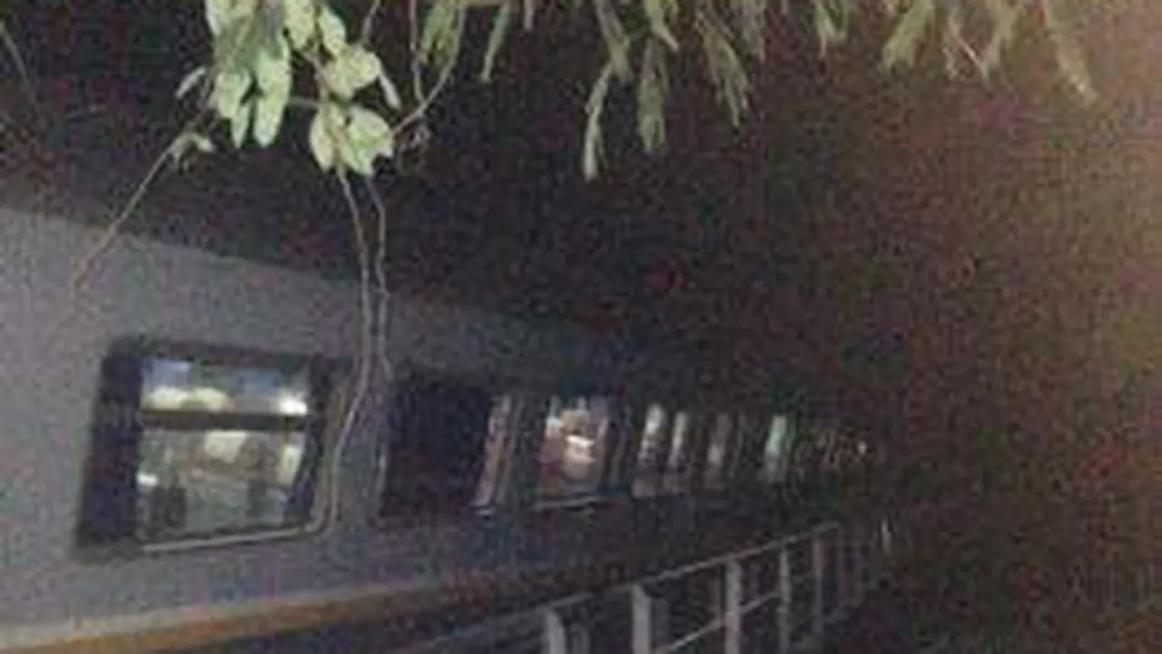 Kereta Jakarta-Bandung Anjlok di Mulut Jembatan Cisomang 