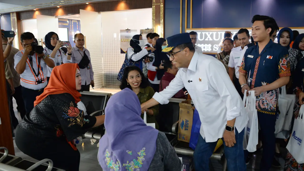 Menteri Perhubungan Budi Karya Sumadi menggelar rapat koordinasi bidang perkeretaapian di Stasiun Surabaya Gubeng, Jawa Timur, Minggu (21/1).