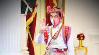 Presiden Joko Widodo atau Jokowi bersiap mengikuti Upacara Peringatan Detik-detik Proklamasi di halaman Istana Merdeka Jakarta, Senin (17/8/2020). Kali ini, Presiden Jokowi memilih menggunakan baju adat Timor Tengah Selatan dari Nusa Tenggara Timur ( NTT). (Foto: Biro Pers Sekretariat Presiden)
