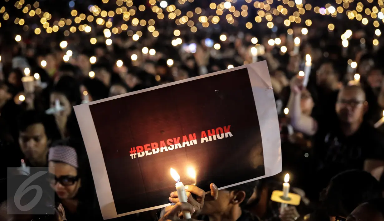 Ribuan pendukung Basuki Tjahaja Purnama atau Ahok menggelar acara Malam Solidaritas atas Matinya Keadilan di Tugu Proklamasi, Jakarta (10/05). Mereka menyanyikan lagu-lagu nasional dengan menyalakan lilin. (Liputan6.com/Faizal Fanani)