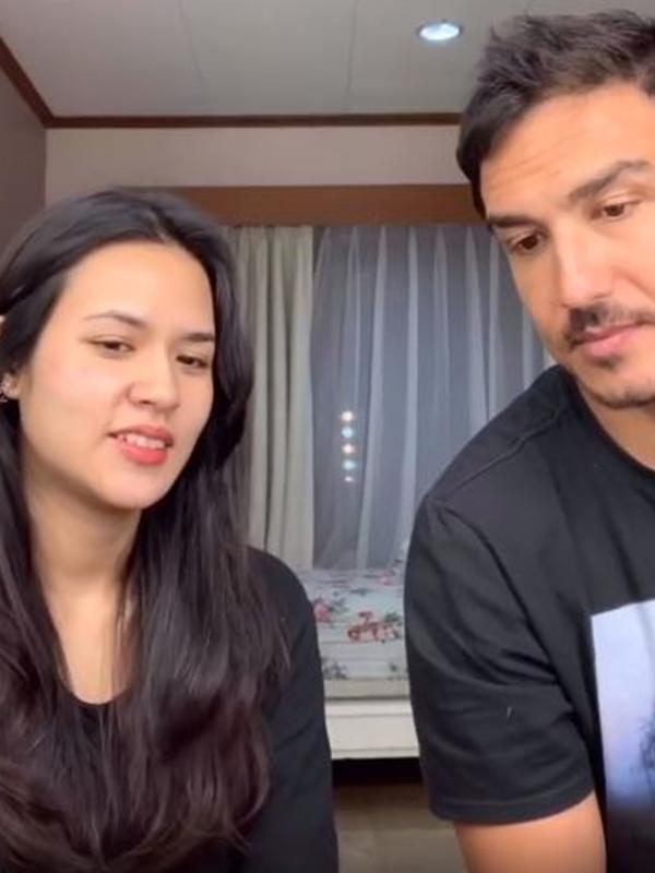 Aksi kocak Hamish Daud diminta Raisa mendandaninya.  (Sumber: Instagram/@raisa6690)
