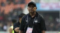 Pelatih Tira Persikabo, Rahmad Darmawan, memperhatikan pemainnya saat menghadapi Kalteng Putra pada laga Shopee Liga 1 di Stadion Pakansari, Bogor, Jumat (26/7). Tira Persikabo menang 5-2 atas Kalteng.