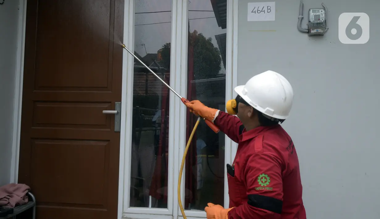 Petugas menyemprotkan cairan disinfektan di Perumahan Bukit Nusa Indah, Tangerang Selatan, Banten, Kamis (26/3/2020). Penyemprotan dilakukan untuk mengantisipasi penyebaran virus corona COVID-19 serta menyosialisasikan imbauan agar warga mengurangi aktivitas di luar rumah. (merdeka.com/Dwi Narwoko)