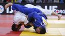 Pejudo Jepang, Hiroyuki Akimoto (kanan), bertanding dengan pejudo Georgia, Nugzari Tatalashvili, di kelas 73 Kg dalam kejuaraan Paris International Grand Slam di Prancis, (6/2/2016). (Reuters/Charles Platiau)
