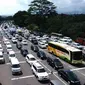 Kemacetan sepanjang 3 kilometer terjadi di Gerbang Tol Ciawi, Minggu (30/8/2015). (Liputan6.com/Bima Firmansyah)