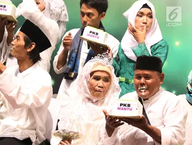 Peserta menjalani rangkaian kegiatan nikah massal bertajuk PKB Mantu di Jakarta, Jumat (25/8). Sebanyak 103 pasangan turut ambil bagian pada nikah massal tersebut yang berasal dari lima wilayah di Jakarta. (Liputan6.com/Immanuel Antonius)