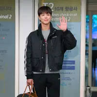 Kali ini, sempurnakan airport style-nya, Park Bogum kenakan jaket ski yang dipadukan dengan tas duffle bertuliskan namanya. Total look ini, hadirkan pesona gaya relaxed yang sempurna. Outfit yang dikenakannya dari rumah mode Celine. [Foto: Celine]