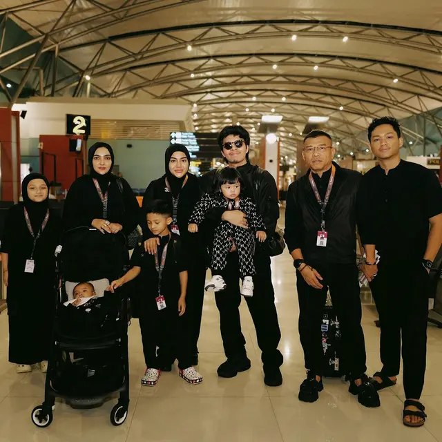 8 Potret Atta Halilintar dan Aurel Hermansyah Umroh di Bulan Ramadhan, Ikut Bagi Takjil