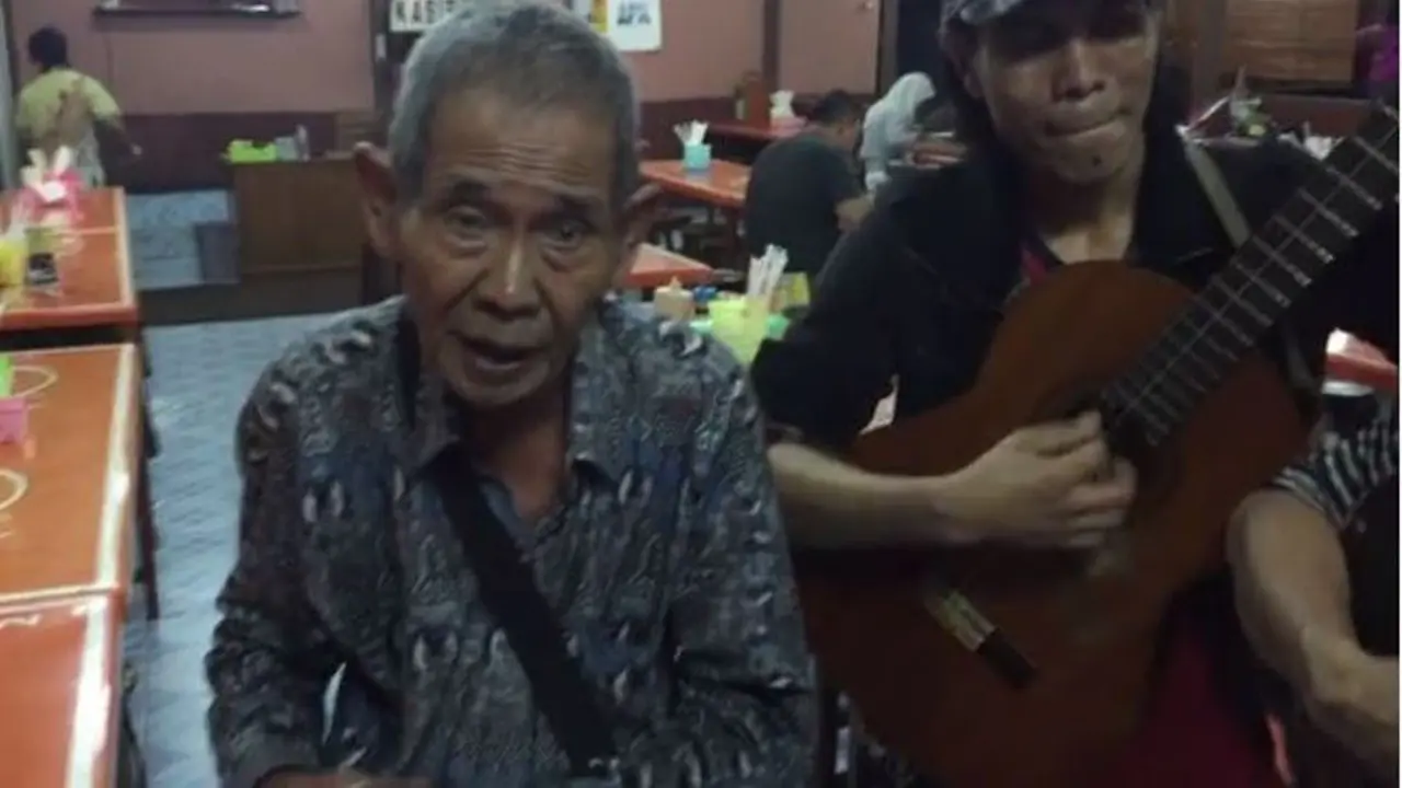 Kakek Pengamen Bersuara Emas Gemparkan 'Warga' Dunia Maya!