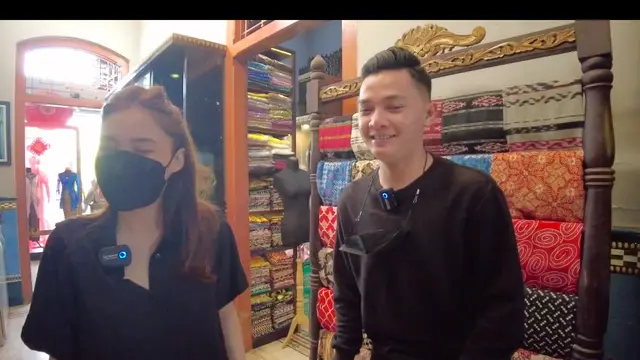 Momen Nella Kharisma dan Dory Harsa Belanja Baju Batik. (Sumber: YouTube/Dory Harsa Music)