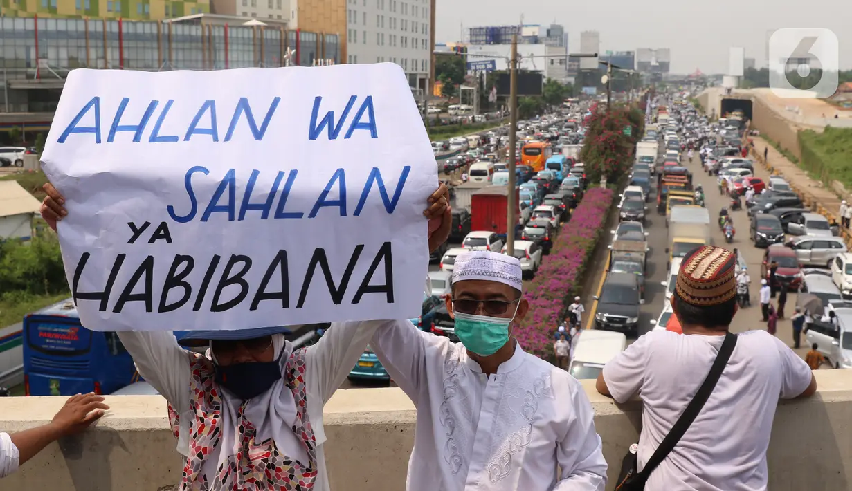 Massa memadati akses tol bandara Soekarno Hatta di Tangerang, Banten, Selasa (10/11/2020). Mereka bertujuan menjemput kedatangan Rizieq Shihab. (Liputan6.com/Angga Yuniar)