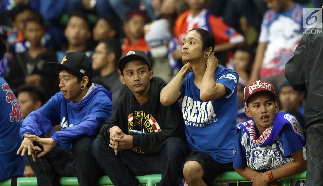 Ekspresi wajah suporter tim Singo Edan saat menyaksikan kekalahan Arema FC melawan Persija dilanjutan Liga 1 Indonesia di Stadion Patriot Candrabhaga, Bekasi, Jumat (2/6). Arema FC menyerah 0-2 dari Persija. (Liputan6.com/Helmi Fithriansyah)