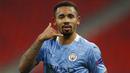Striker Manchester City, Gabriel Jesus, melakukan selebrasi usai mencetak gol ke gawang Borussia Moenchengladbach pada laga Liga Champions di Puskas Arena, Kamis (25/02/2021). City menang dengan skor 2-0. (AP/Laszlo Balogh)