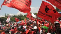 Ribuan massa berkostum merah tampak memenuhi Lapangan Joglo dengan terus mengibarkan bendera PDIP dan beberapa poster bergambar Megawati Soekarno Putri (Liputan6.com/Herman Zakharia)