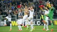 Beberapa pemain Juventus merayakan kemenangan atas Olympique Lyon (AFP/Olivier Morin)