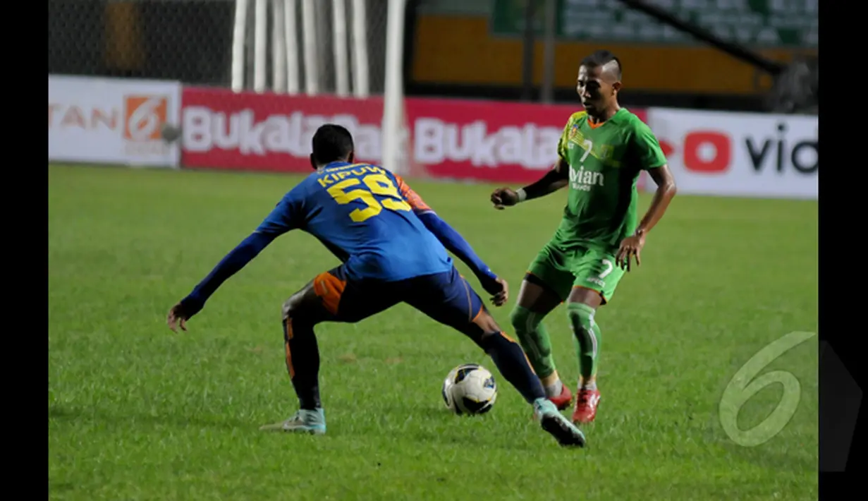 Pemain Depan Persebaya, Siswanto (kanan) berusaha melewati hadangan bek Arema Cronus Hasyim Kipuw saat SCM Cup 2015 di Stadion Jakabaring, Palembang, Minggu (25/1/2015).  Arema Cronus Menang 1-0 atas Persebaya Surabaya. (Liputan6.com/Johan Tallo)