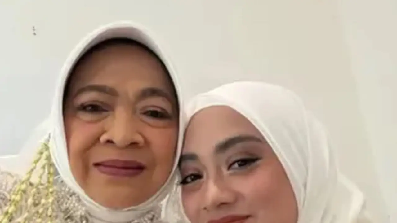 Ayudia Bing Slamet saat Mengantar Ibundanya Menikah memilih tampil sederhana namun stunning. [@ayudiac]