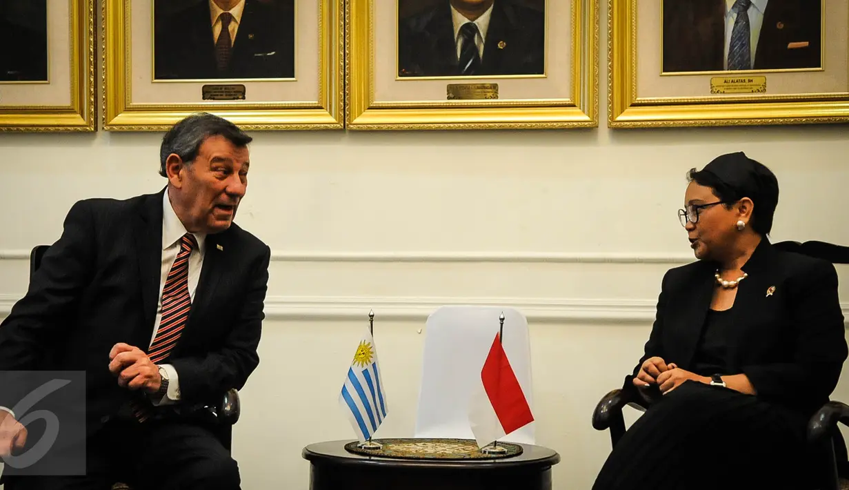 Menlu RI Retno Marsudi berbincang dengan Menlu Uruguay Rodolfo Nin Novoa saat kunjungan di Gedung Pancasila, Jakarta, Selasa (11/10). Kedua Menlu melakukan pertemuan bilateral bidang ekonomi, perdagangan dan investasi. (Liputan6.cm/Faizal Fanani)