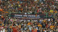 Suporter Persija, The Jakmania, memberikan dukungan saat pertandingan antara Persija melawan Bhayangkara FC pada lanjutan Liga 1 di Stadion Patriot, Bekasi, Sabtu (29/7/2017). Persija Menang 1-0 atas Bhayangkara FC. (Bola.com/M Iqbal Ichsan)