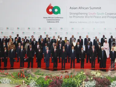 Para pemimpin Asia dan Afrika berpose untuk foto bersama saat KTT Asia Afrika di JCC, Jakarta , (22/4/2015). Jokowi mengajak negara Asia-Afrika mewujudkan cita-cita diadakannya Konferensi Asia-Afrika sejak 60 tahun silam. (Liputan6.com/Herman Zakharia)