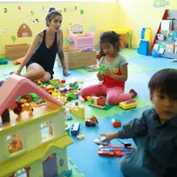 Ia juga begitu sabar menamani anak-anaknya bermain. (Galih W. Satria/Bintang.com)