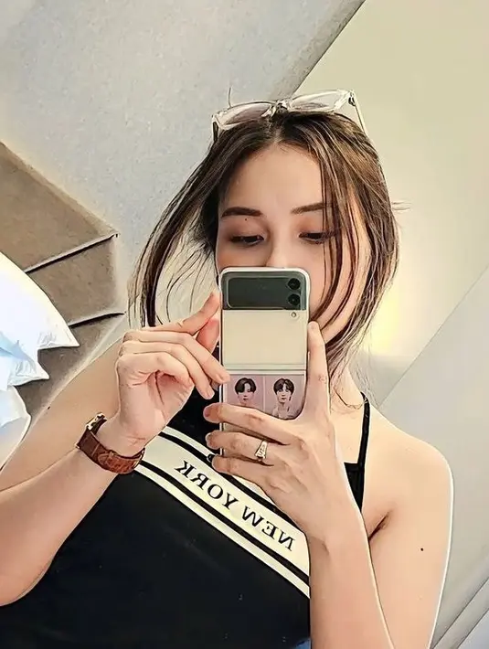 <p>Seperti inilah kecantikan Ayu Ting Ting saat sedang potret mirror selfie. [Foto: instagram.com/ayutingting92]</p>