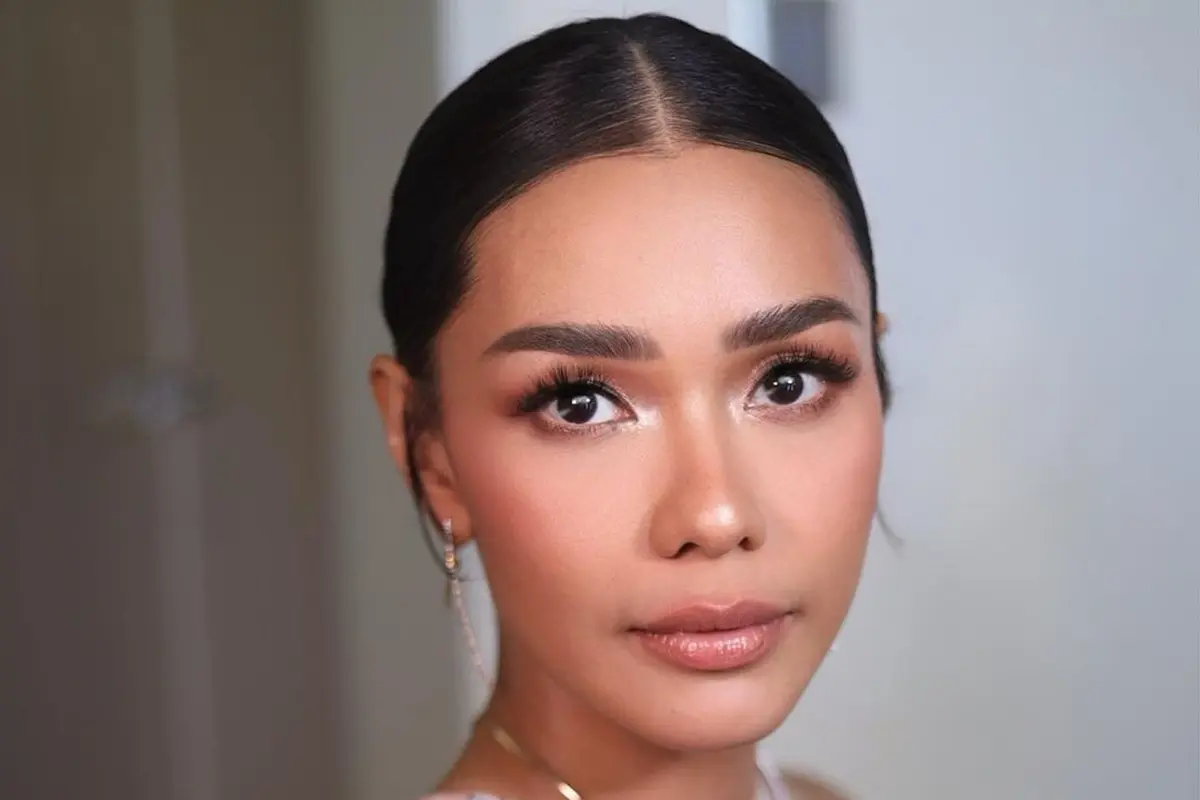 Detail Makeup Glowing Adinia Wirasti yang Resmi Menikah dengan Aktor Australia