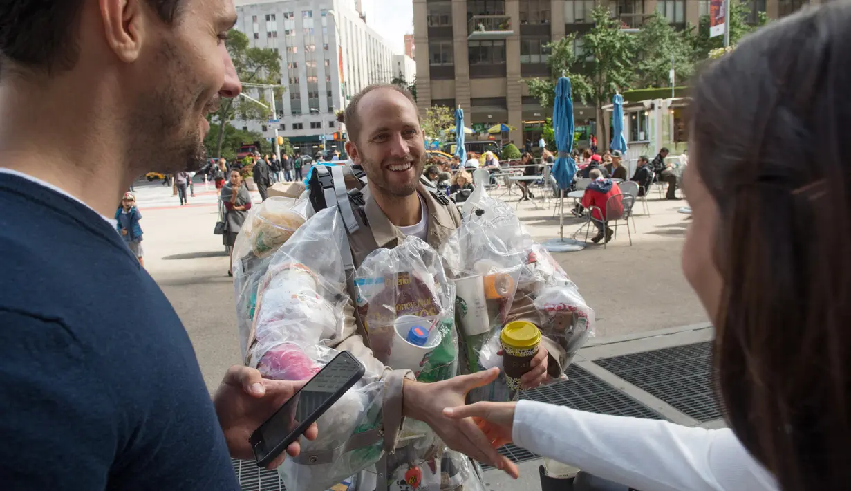Aktivis lingkungan Rob Greenfield menyapa warga saat melakukan kampanye peduli lingkungan di New York, AS, 4 September 2016. Aksi Rob merupakan bagian dari rencana untuk meningkatkan kesadaran orang orang akan pengunaan sampah. (AFP Photo/Bryan R. Smith)