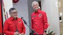 Gubernur Jawa Tengah Ganjar Pranowo bersama Sekretaris Jendral PDI Perjuangan Hasto Kristianto usai dipanggil di DPP PDIP, Jakarta, Senin (24/10/2022). Gubernur Jawa Tengah (Jateng) Ganjar Pranowo menegaskan bahwa dirinya akan taat terhadap aturan Partai PDI Perjuangan (PDIP) soal Capres 2024. (Liputan6.com/Faizal Fanani)