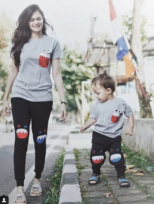 Keluarga Ringgo Agus Rahman dan Sabai Dieter Morscheck memang menggemaskan. Terlebih dengan kehadiran anak mereka, Bjorka. Meski masih kecil, Bjorka sudah kompak banget dengan ibunya.  (Instagram/Sabaidieter)