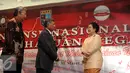 Ketua Umum PDIP, Megawati Soekarnoputri (kanan) berbincang dengan Ketua Aliansi Kebangsaan Pontjo Sutowo (tengah) usai memberikan pidato pada Konvensi Nasional tentang Haluan Negara di JCC, Jakarta, Rabu (30/3/2016). (Liputan6.com/Helmi Fithriansyah)