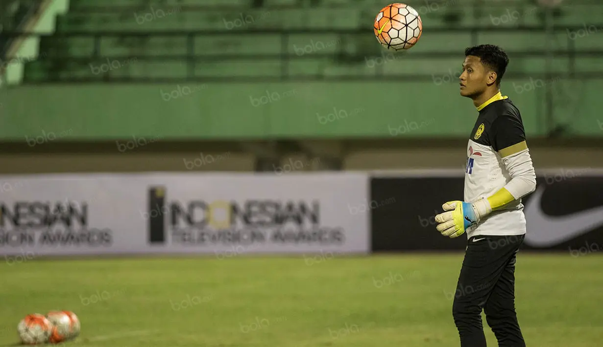 Kiper Malaysia, Khairul Azhan Khalid, mempersiapkan diri untuk tampil pada laga ujicoba melawan Indonesia. (Bola.com/Vitalis Yogi Trisna)