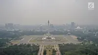 Kabut tipis menyelimuti udara di salah satu sudut kota Jakarta, Selasa (10/7). Tingkat polusi di Jakarta semakin memburuk dengan Indeks Kualitas Udara hari ini tercatat oleh BreezoMeter mencapai angka 151. (Merdeka.com/Iqbal S. Nugroho)