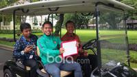 Andik Vermansah naik mobil listrik usai bertemu Presiden RI, Joko Widodo  di Istana Merdeka Jakarta, (19/12/2016). (Bola.com/Wiwig Prayugi)
