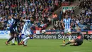 Gelandang Tottenham Hotspur, Moussa Sissoko (2kiri) ikut mencetak satu gol untuk kemenangan timnya atas Huddersfield Town pada pekan ketujuh Premier League di John Smith's stadium, Huddersfield, (30/9/2017). Tottenham menang 4-0. (AFP/Lindsey Parnaby)