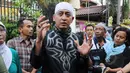 Ustad Zaki Mirza menceritakan tentang kebaikan almarhum Olga yang belum diketahui publik. Menurut Ustad Zaki, Olga pernah membantu pengobatan orang yang kurang mampu sebesar Rp. 85 juta. Foto diambil pada Sabtu (28/3/2015). (Liputan6.com/Helmi Afandi)