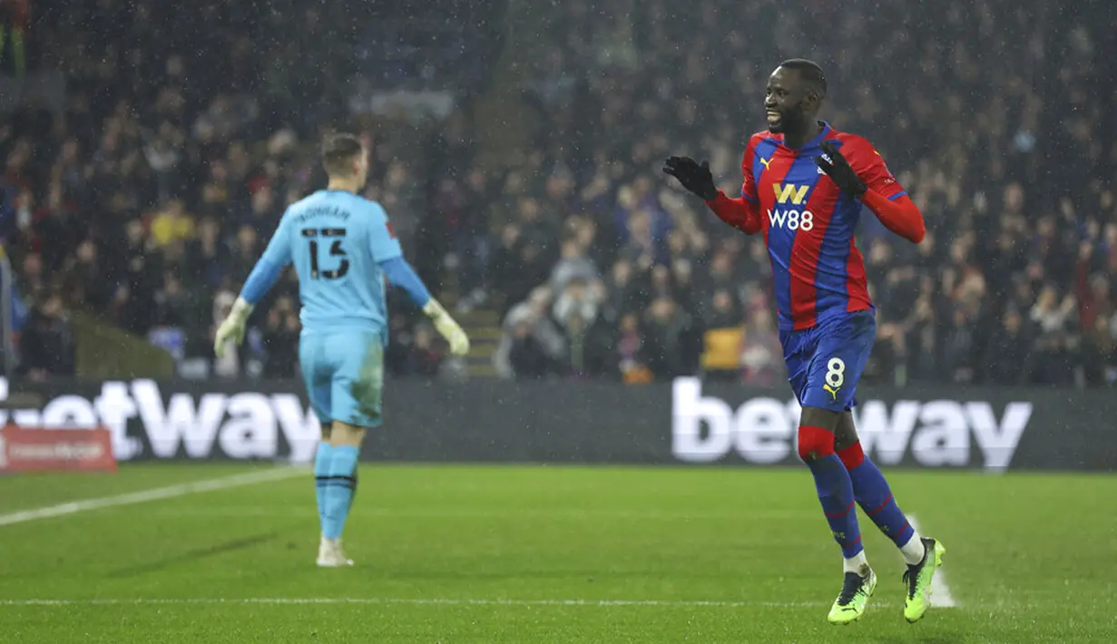 Pemain Crystal Palace Cheikhou Kouyate merayakan setelah mencetak gol ke gawang Stoke City pada pertandingan putaran kelima Piala FA di Selhurst Park, London, Inggris, 1 Maret 2022. Crystal Palace menang 2-1. (AP Photo/Ian Walton)
