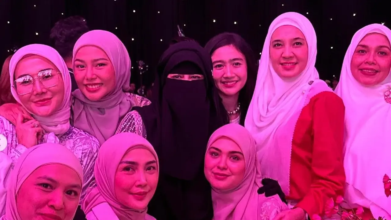 Potret Umi Pipik dan teman-teman artis lain (Sumber: Instagram/_ummi_pipik_)