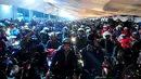 Meskipun terjadi kepadatan kendaraan roda dua dan roda empat, perjalanan penyeberangan Merak-Bakauheni, Lampung berjalan lancar, ungkap seorang pemudik, Banten, Kamis, (25/7/14), (Liputan6.com/ Johan Tallo)