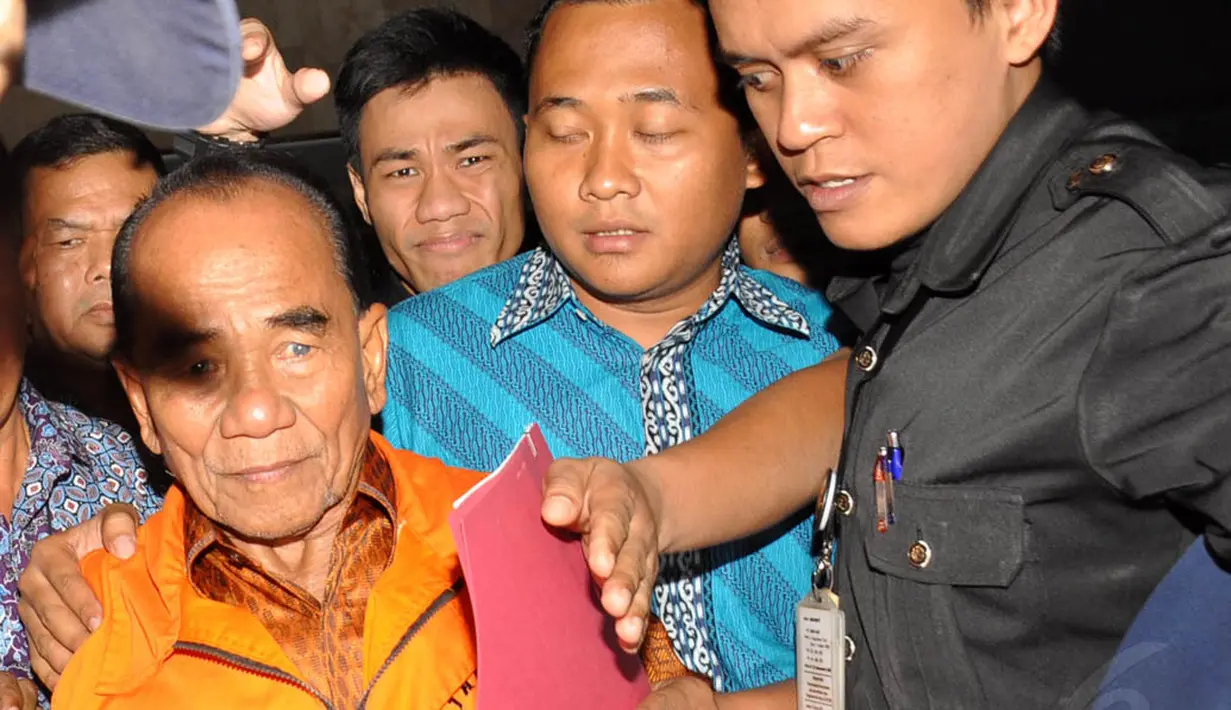 Gubernur Riau Annas Maamun dikawal petugas saat keluar Gedung KPK, Jakarta, (26/9/14). (Liputan6.com/Miftahul Hayat)