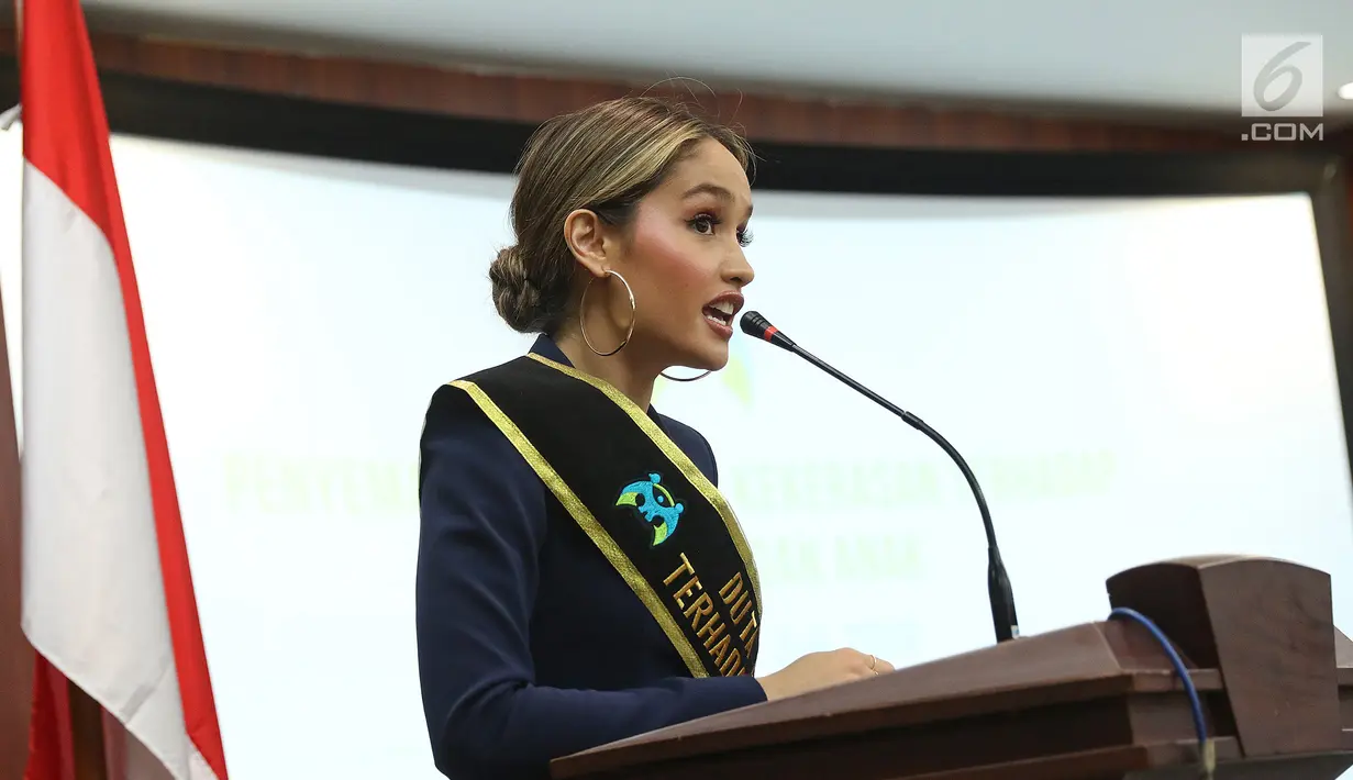Aktris dan penyanyi Cinta Laura Kiehl memberikan sambutan pada acara penobatan di Kantor KemenPPPA, Jakarta, Senin (29/7/2019). Kementerian Pemberdayaan Perempuan dan Perlindungan Anak mendaulat Cinta Laura sebagai duta anti kekerasan terhadap perempuan dan anak. (Liputan6.com/Herman Zakaharia)