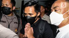 Ajudan Irjen Pol Ferdy Sambo, Bhayangkara Dua Richard Eliezer Pudihang Lumiu atau Bharada E (baju hitam) berjalan keluar usai pemeriksaan di Kantor Komnas HAM, Jakarta, Selasa (26/7/2022). Bharada E  dimintai keterangan terkait tewasnya Brigadir J alias Nofriansyah Yosua Hutabarat. (Liputan6.com/Johan Tallo)