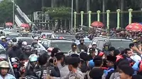 [VIDEO] Ribuan Guru Honorer Demo DPR, Macet Mengular
