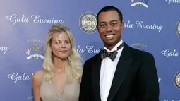 Elin Nordegren. Adalah model Swedia yang dinikahi Tiger Woods pada Oktober 2004. Pasangan ini dikarunia putri, Sam Alexis pada 2007 dan putra, Charlie Axel pada 2009. Pasangan ini resmi bercerai pada 23 Agustus 2010 setelah terungkapnya perselingkuhan Tiger Woods. (AFP/Andrew Redington/Getty Images)