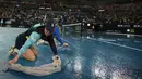 Para ball boy mengeringkan lapangan saat hujan menunda pertandingan perempat final kejuaraan tenis Australia Open 2023 di Melbourne, Selasa (24/1/2023). Sejumlah laga di lapangan luar ruang terpaksa dihentikan saat hujan mengguyur termasuk laga perempat final tunggal putri antara petenis Latvia Jelena Ostapenko melawan petenis Kazakhstan Elena Rybakina. (AP Photo/Aaron Favila)