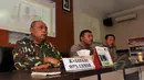 Kapolda Sulteng, Brigjen Pol Idham Aziz (tengah) memberikan keterangan terkait peristiwa baku tembak antara polisi dengan kelompok sipil bersenjata pimpinan Santoso di Polda Sulteng, Palu, Selasa (26/5/2015). (Liputan6.com/Dio Pratama)