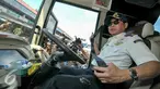 Menteri Perhubungan, Ignasius Jonan memeriksa sabuk pengaman bus pengemudi yang tidak berfungsi, Jakarta, Jumat (24/6). Menhub Jonan tinjau kesiapan Terminal Kampung Rambutan jelang arus mudik. (Liputan6.com/Yoppy Renato)